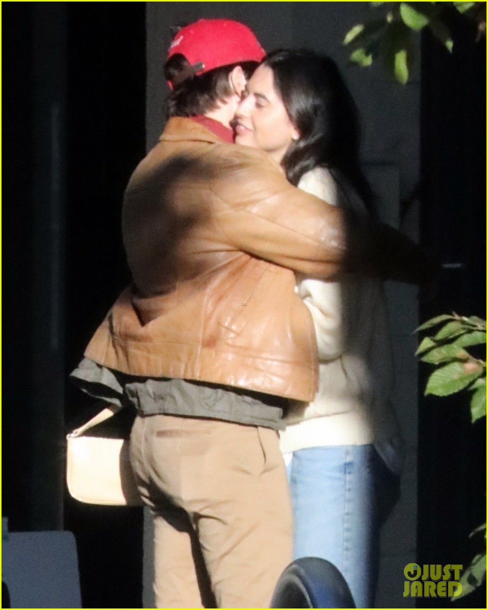 cole sprouse model reina silva get cozy in vancouver 10