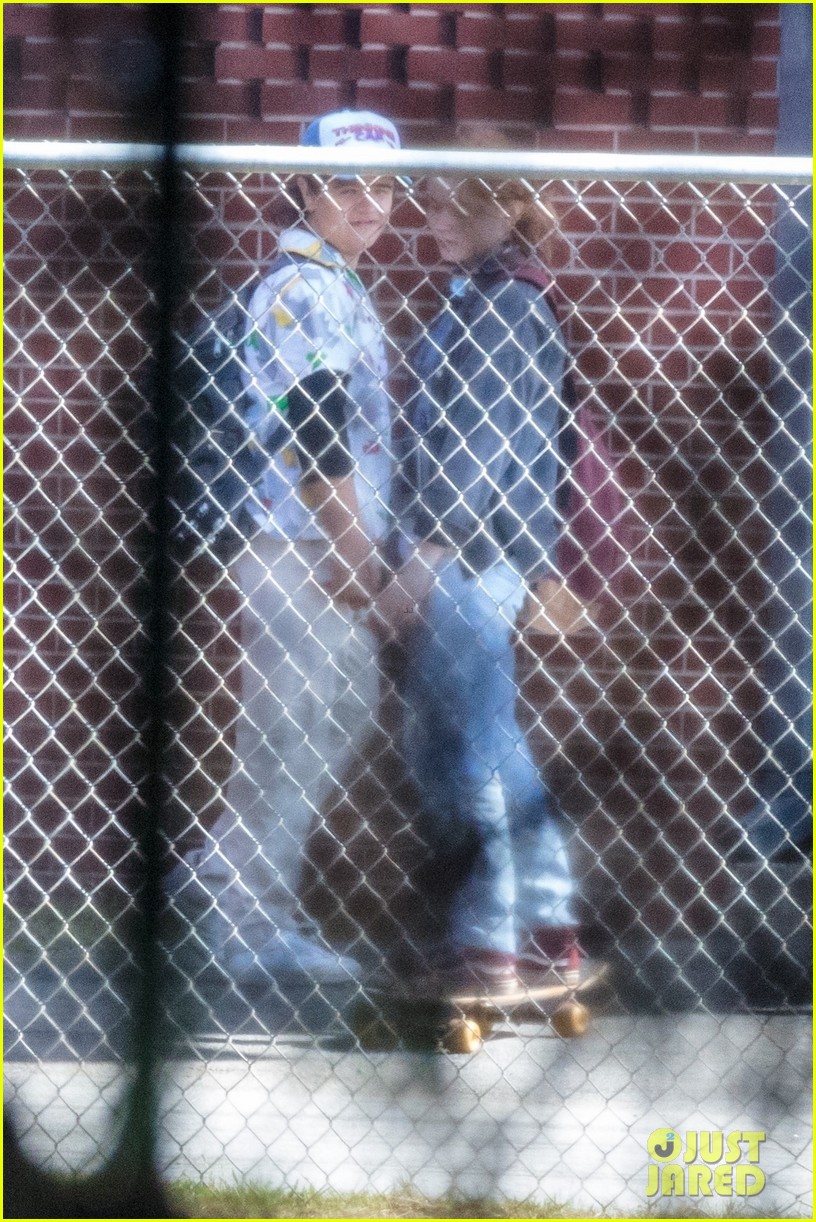 stranger things set photo natalia dyer others 01