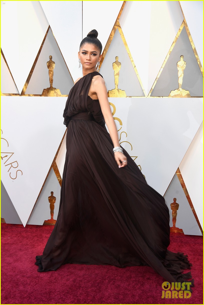 Zendaya Honored With Visionary Award At Green Carpet Fashion Awards