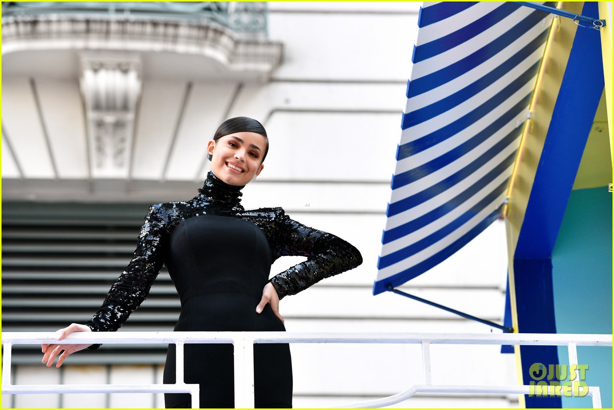 ally brooke sofia carson lauren alaina perform at macy thanksgiving parade photos 08