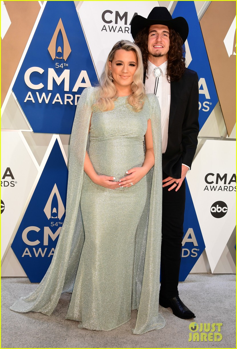 Gabby Barrett Cradles Baby Bump At CMAs 2020 With Hubby Cade Foehner ...