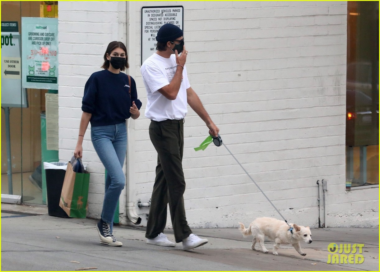 Full Sized Photo of jacob elordi kaia gerber dog store with milo 10 ...