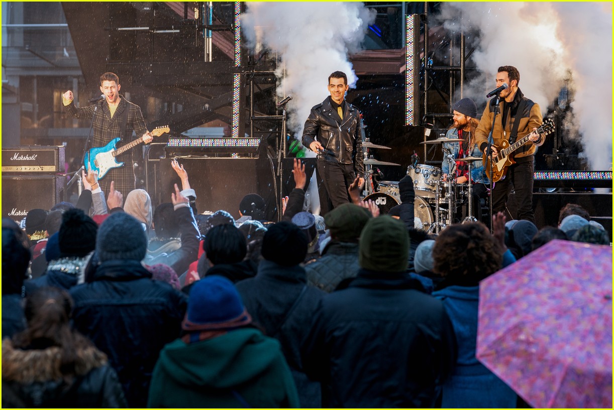 jonas brothers make a special appearance in new netflix series dash lily 03