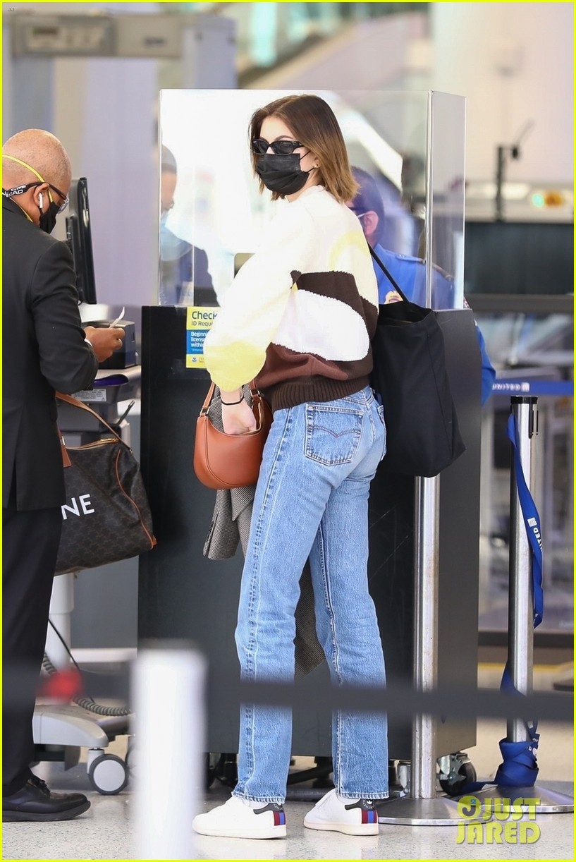 Full Sized Photo of kaia gerber airport arrival thanksgiving flight 05