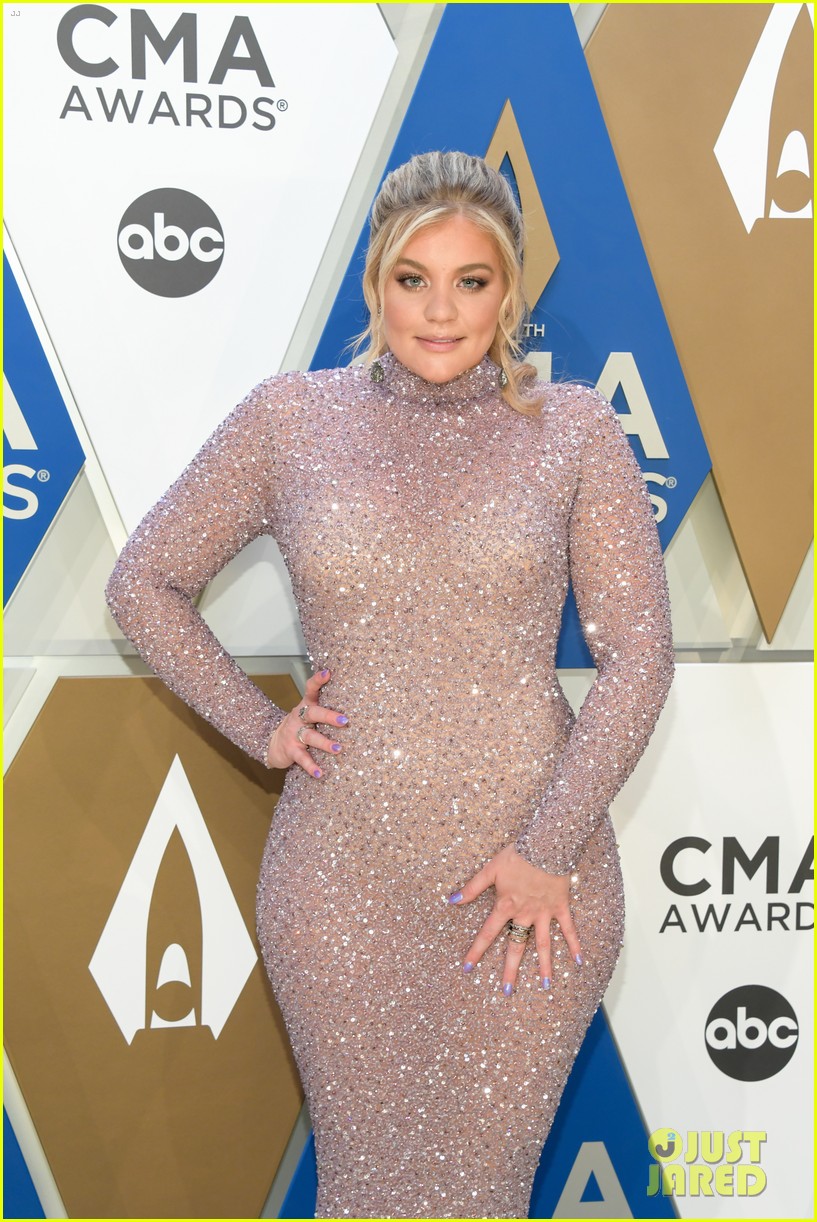 kelsea ballerini lauren alaina nail the one hand on the hip pose at cmas 07