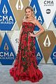 kelsea ballerini lauren alaina nail the one hand on the hip pose at cmas 03