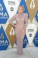 kelsea ballerini lauren alaina nail the one hand on the hip pose at cmas 04