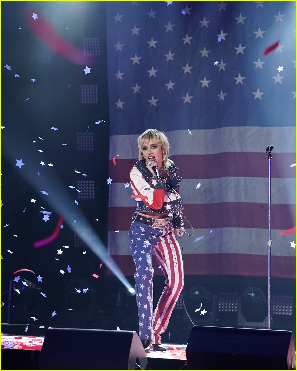 miley cyrus party in the usa nye 03