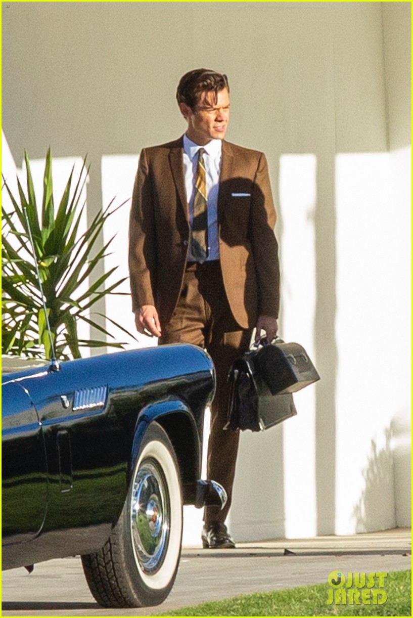 harry styles looks dapper in two suits on dont worry darling set in palm springs 16