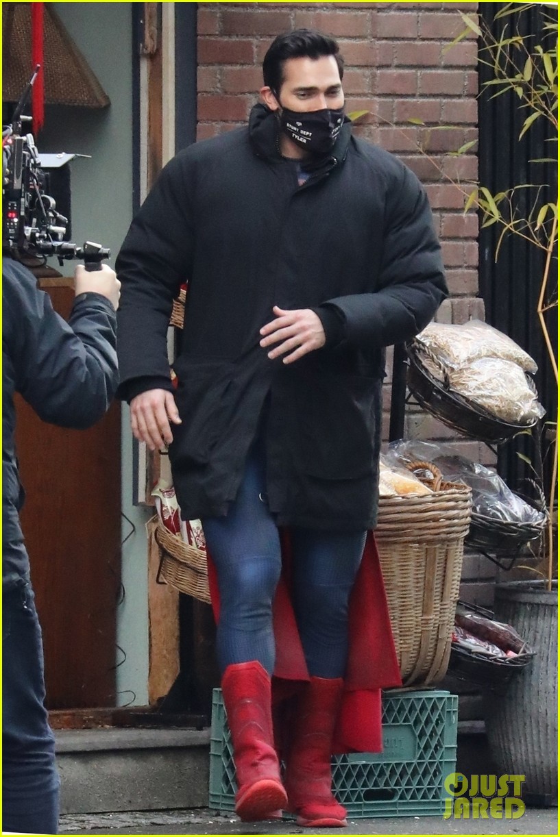 Tyler Hoechlin Looks Super Buff In New Super Suit On Superman And Lois Set Photo 1303588