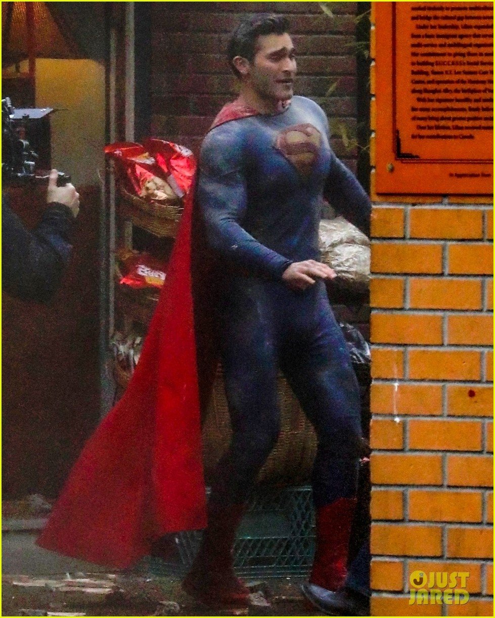 Tyler Hoechlin Looks Super Buff In New Super Suit On Superman Lois Set Photo