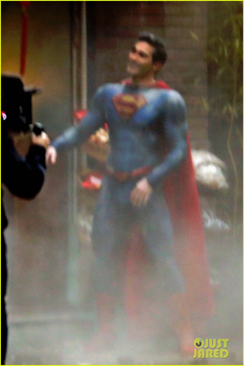 Tyler Hoechlin Looks Super Buff In New Super Suit On Superman Lois