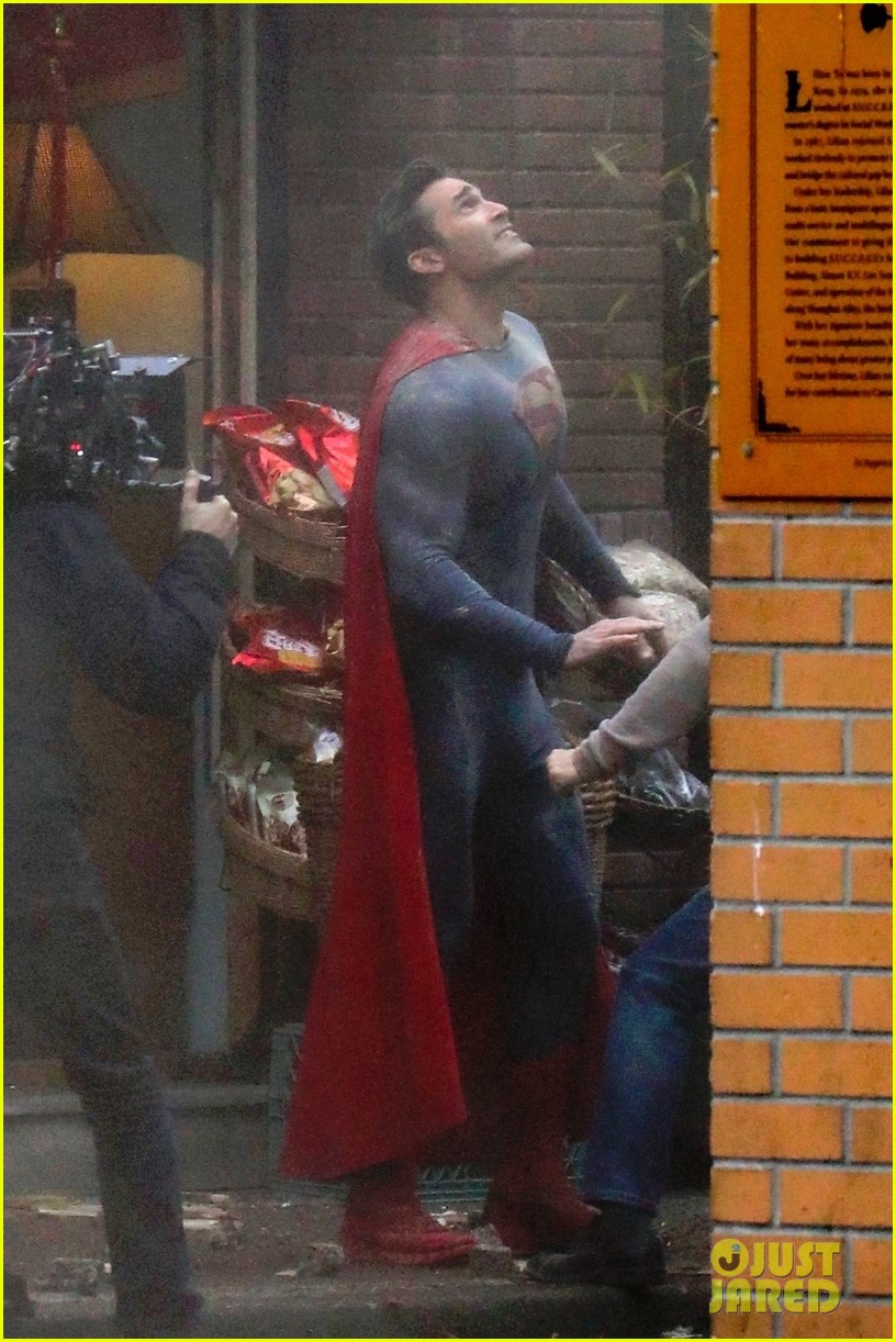 Full Sized Photo Of Tyler Hoechlin Debuts New Superman Suit Superman Lois 13 Tyler Hoechlin