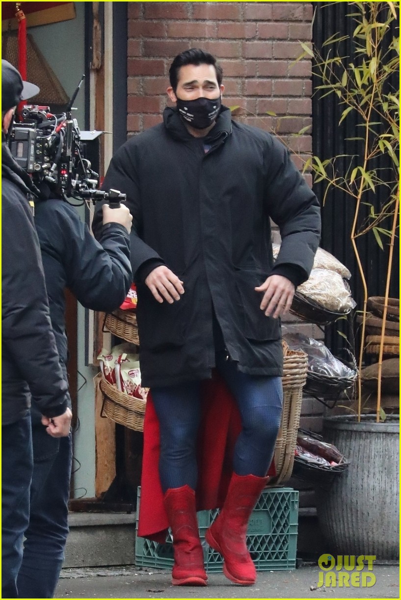 Tyler Hoechlin Looks Super Buff In New Super Suit On Superman And Lois Set Photo 1303602