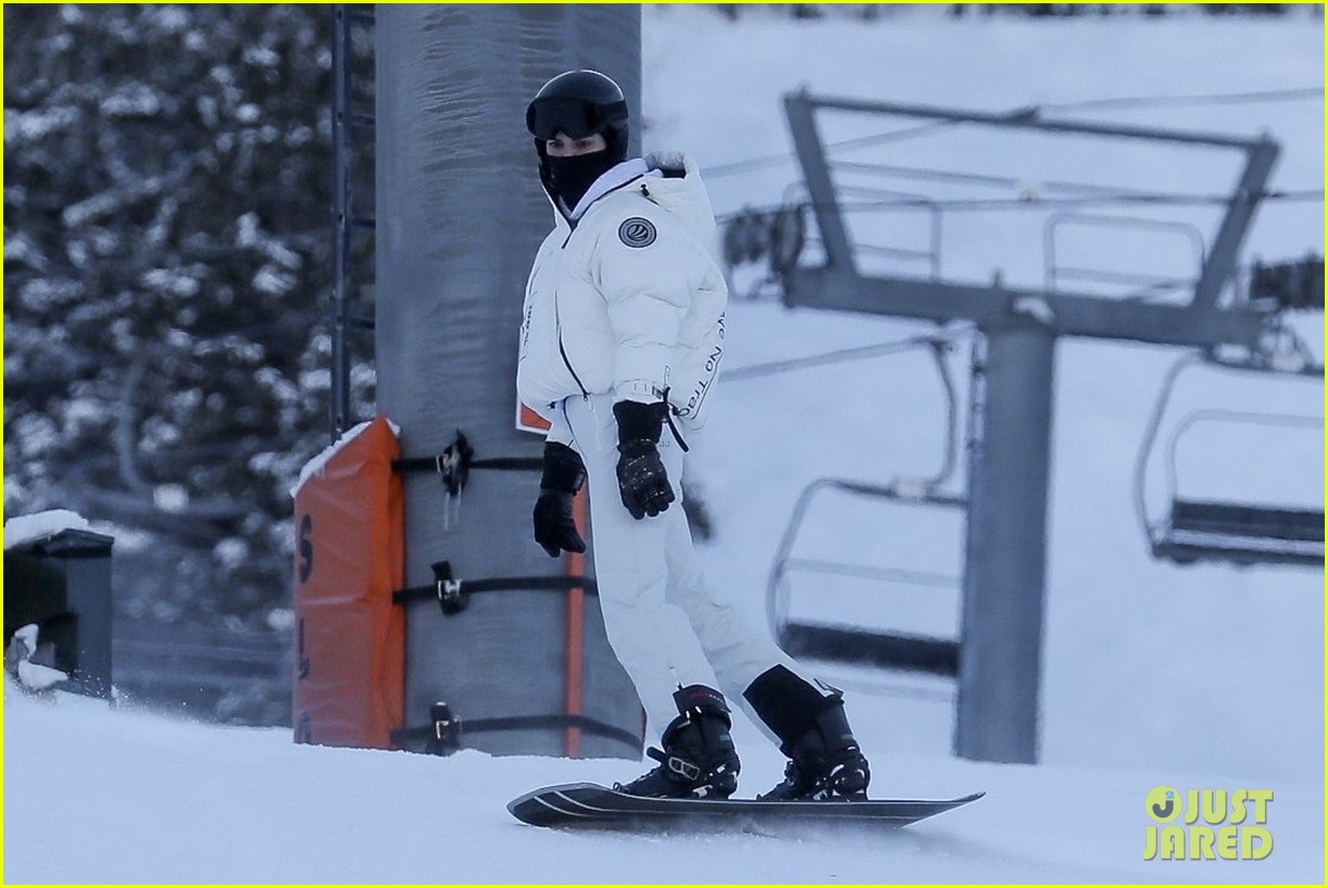 Full Sized Photo of kendall jenner skis in aspen kris jenner shops 12