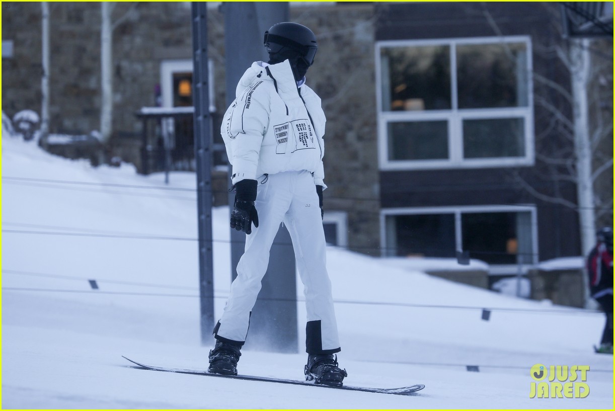 Kendall Jenner Goes Snowboarding in Aspen on New Year's Eve | Photo