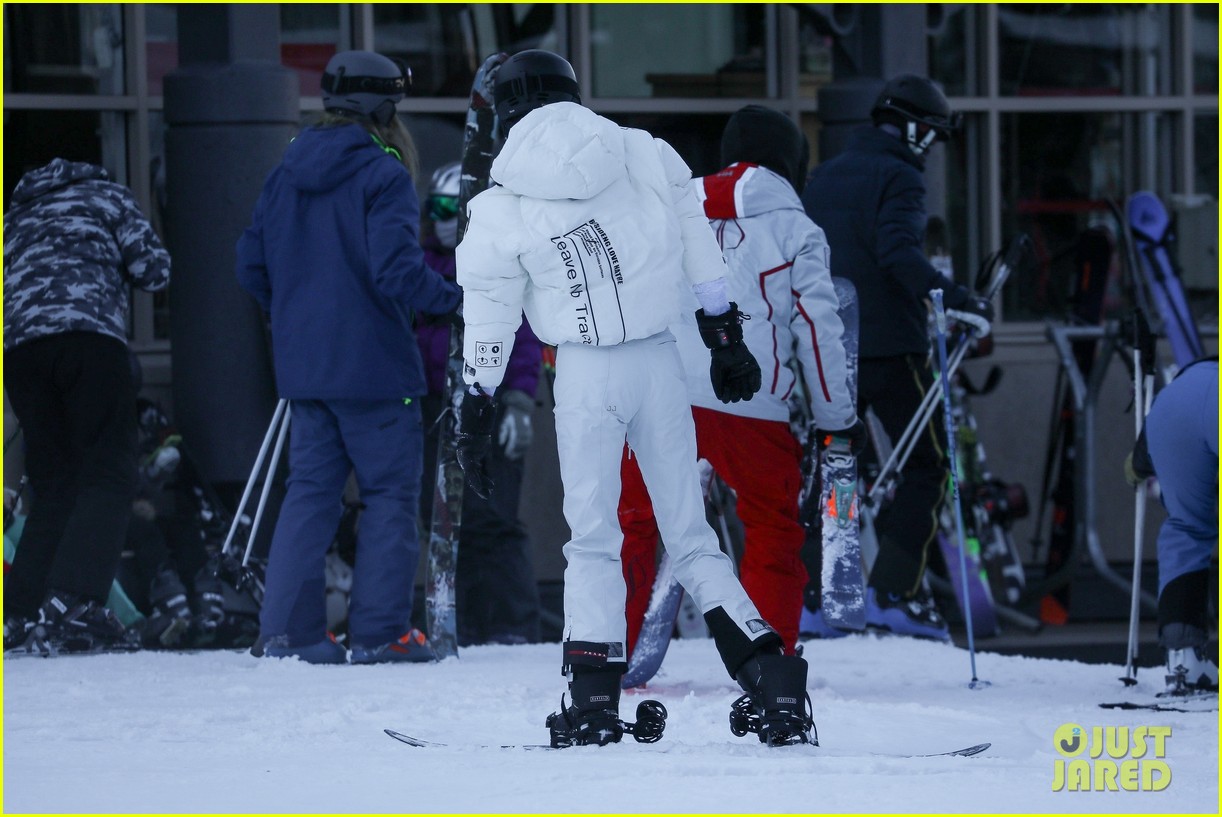 Kendall Jenner Goes Snowboarding in Aspen on New Year's Eve | Photo