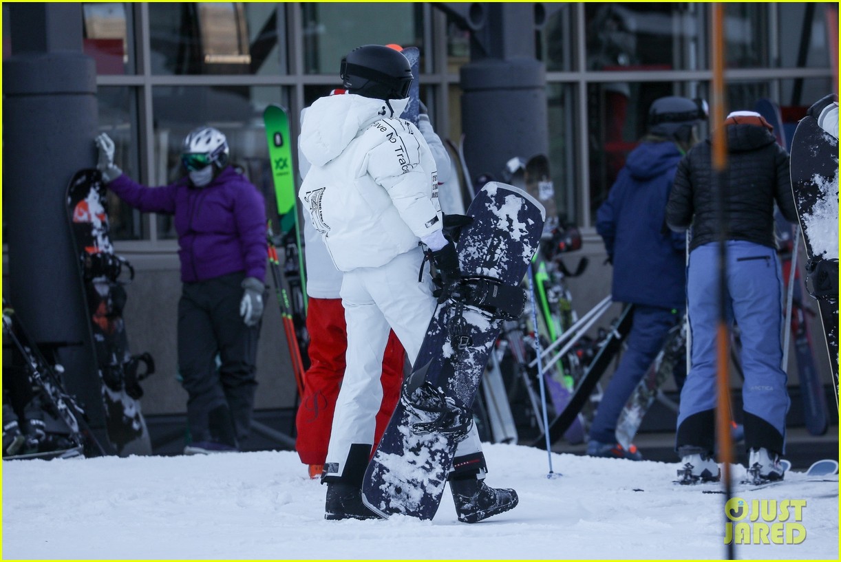 Kendall Jenner Goes Snowboarding in Aspen on New Year's Eve | Photo