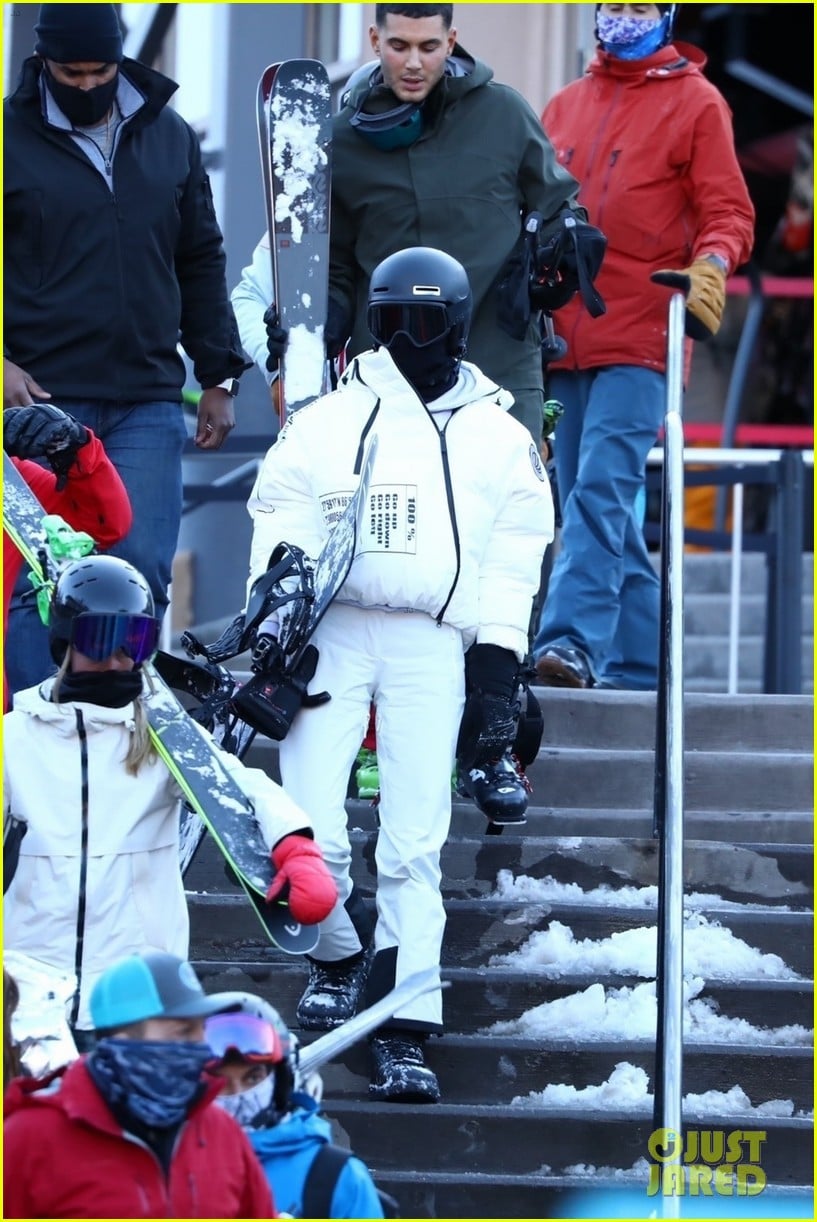 Kendall Jenner Goes Snowboarding in Aspen on New Year's Eve | Photo