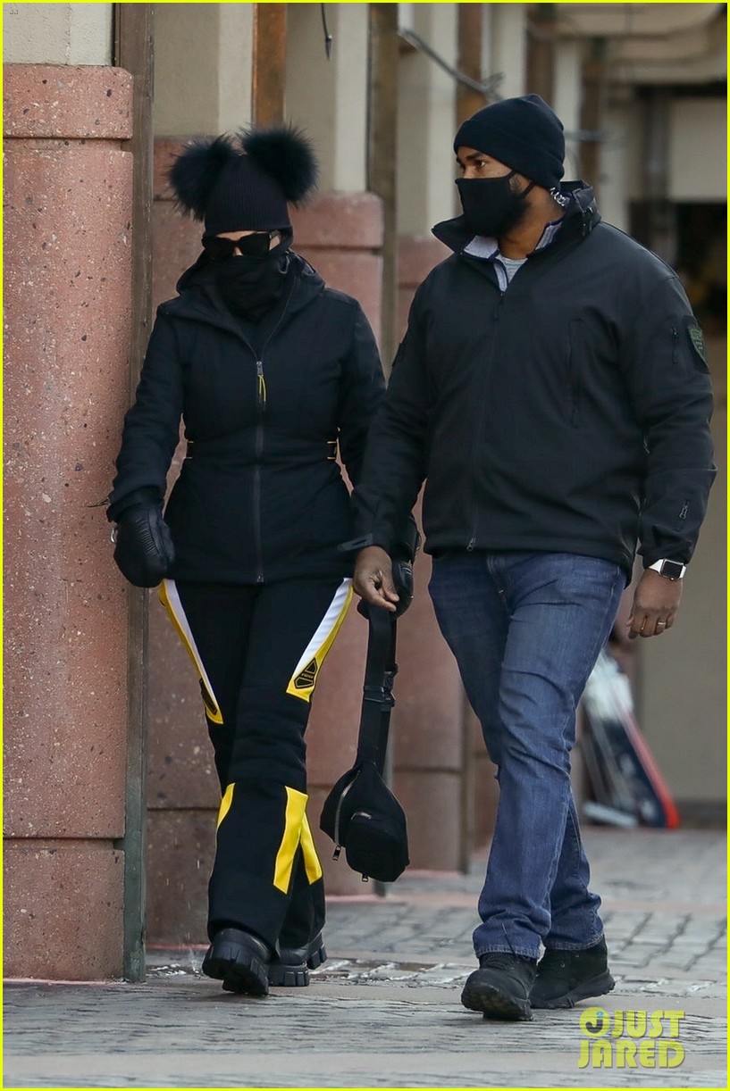 Kendall Jenner Goes Snowboarding in Aspen on New Year's Eve | Photo