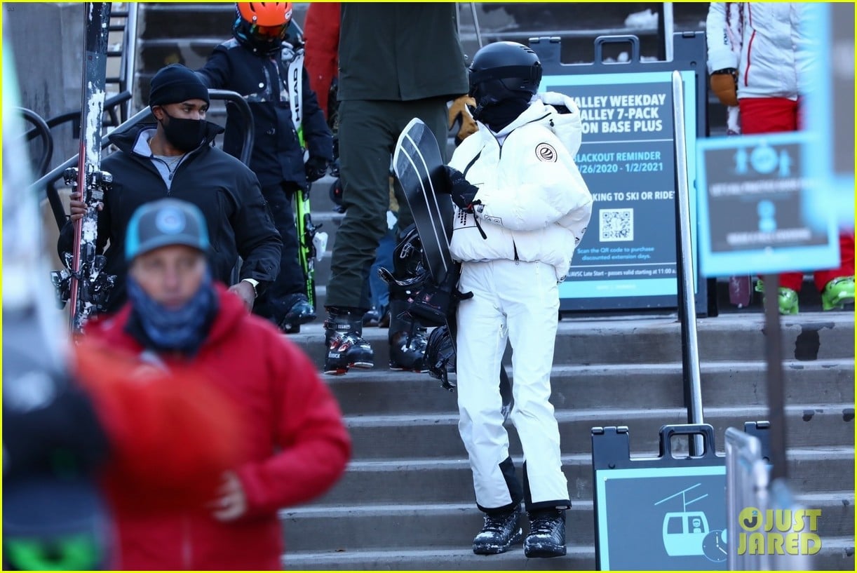 Kendall Jenner Goes Snowboarding in Aspen on New Year's Eve | Photo