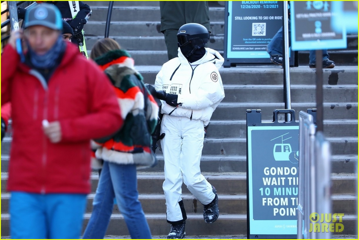 Kendall Jenner Goes Snowboarding in Aspen on New Year's Eve | Photo