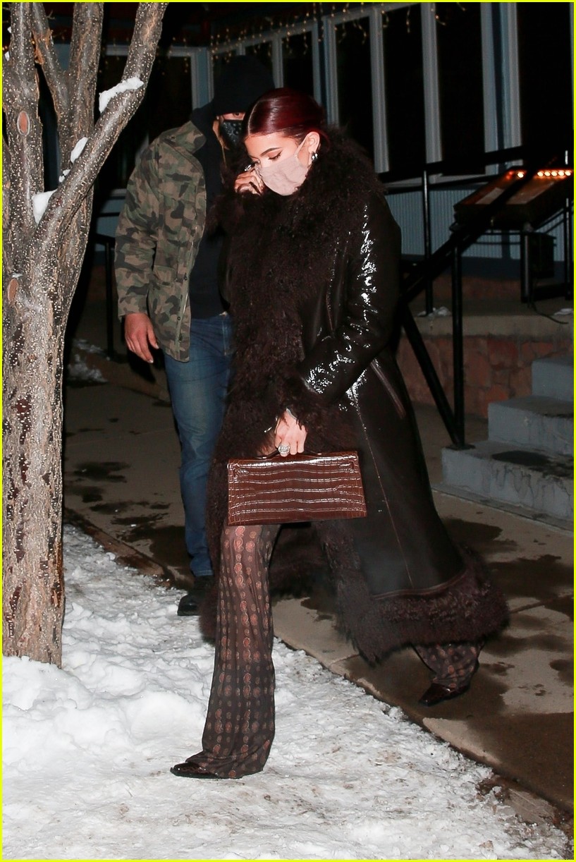 Kendall & Kylie Jenner Enjoy a Night on the Town in Aspen With Mom Kris ...