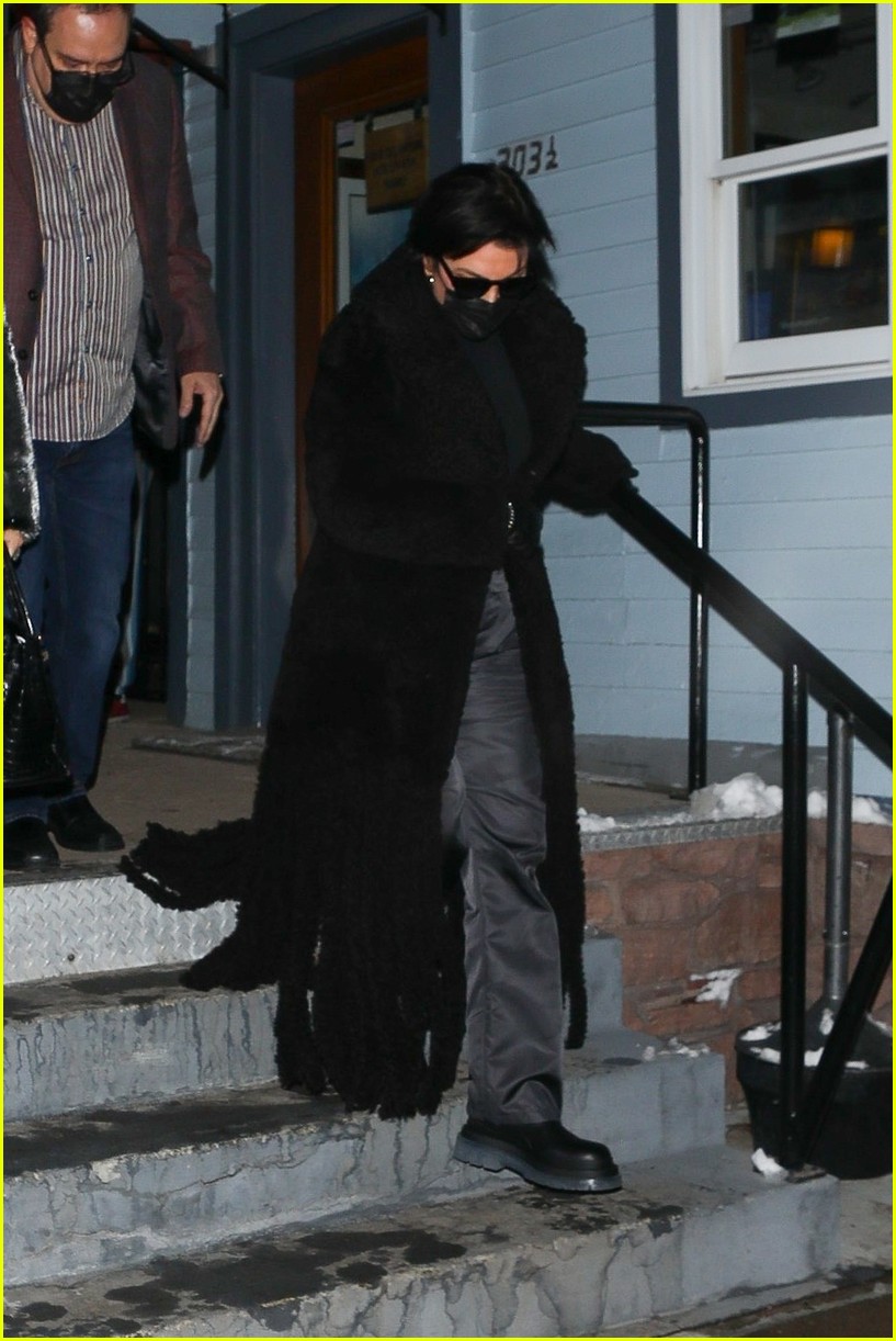 Full Sized Photo of kylie kendall kris jenner aspen december 2020 27