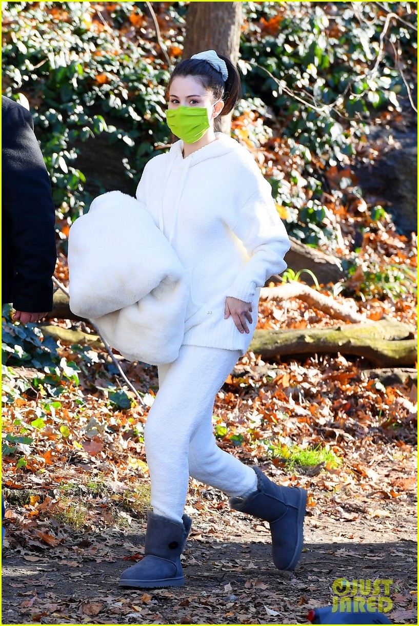 selena gomez white outfit murders set 04