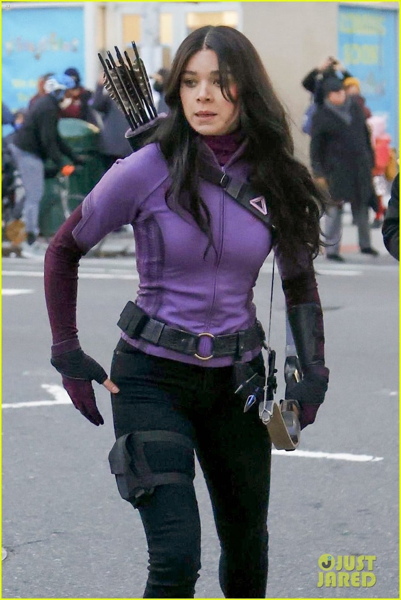 Hailee Steinfeld Turns Into Kate Bishop On Hawkeye Set In Nyc Photo 1303478 Photo Gallery 3697