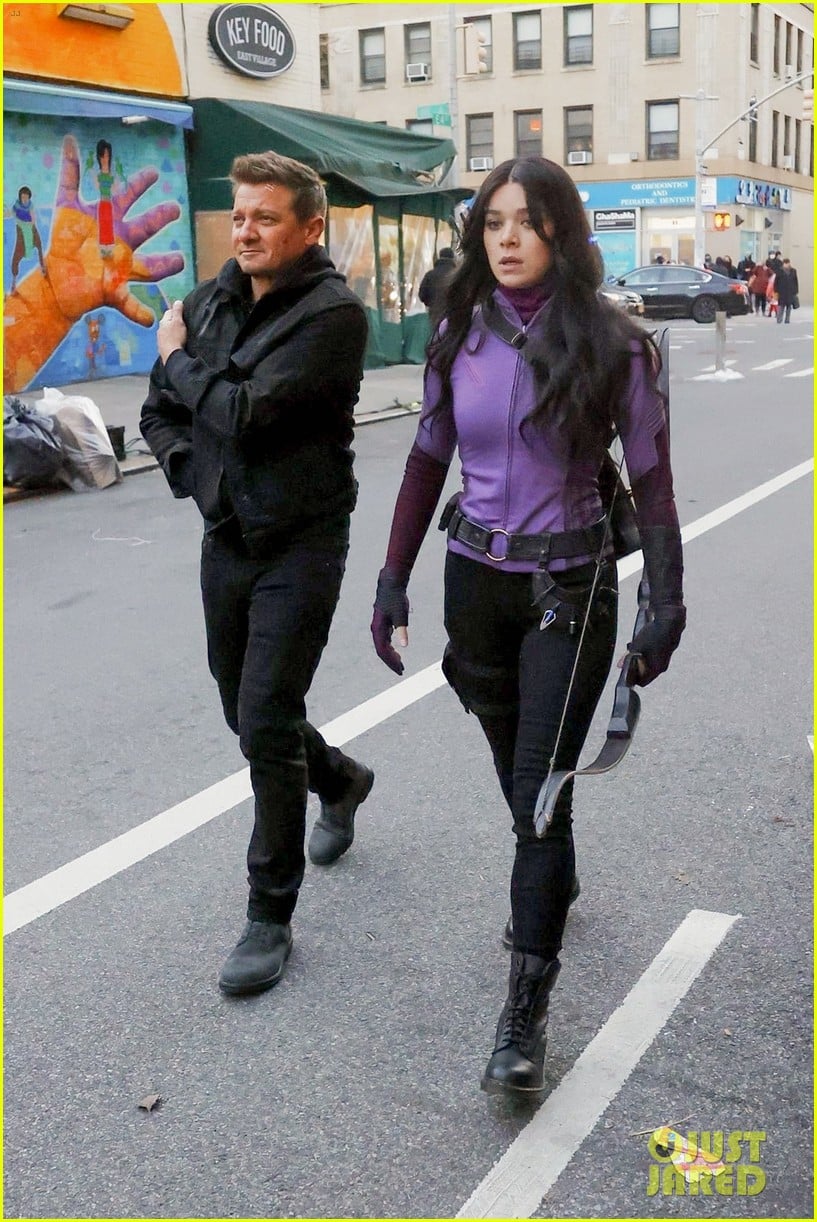 Hailee Steinfeld Turns Into Kate Bishop On 'Hawkeye' Set In NYC | Photo ...