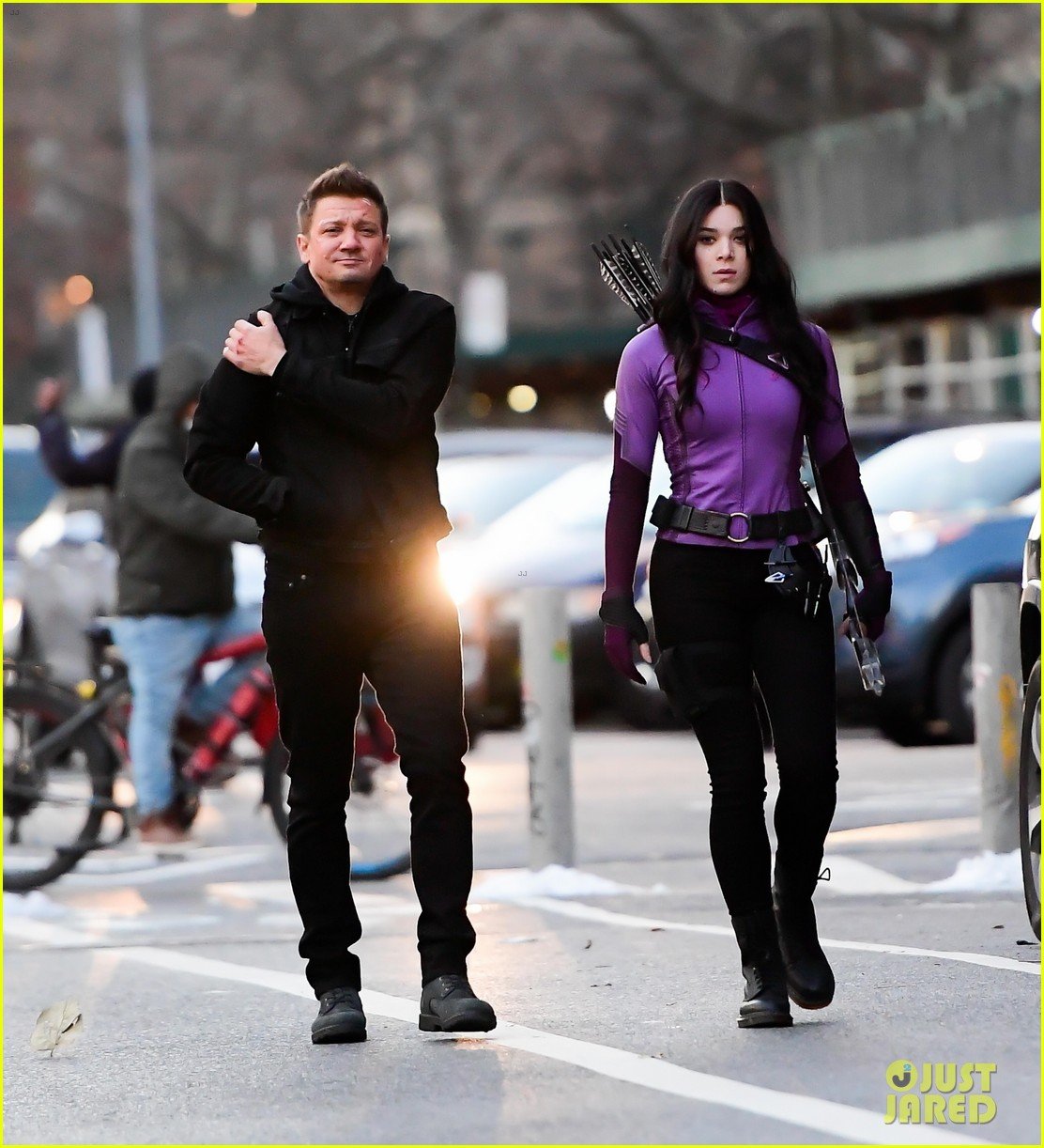 Hailee Steinfeld Turns Into Kate Bishop On 'Hawkeye' Set In NYC | Photo ...