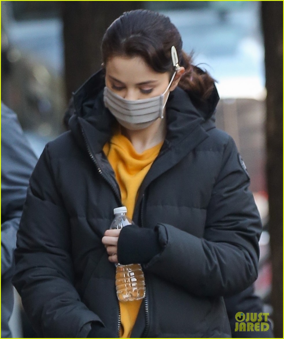 Selena Gomez Masks Up While on Set of 'Only Murders In The Building ...