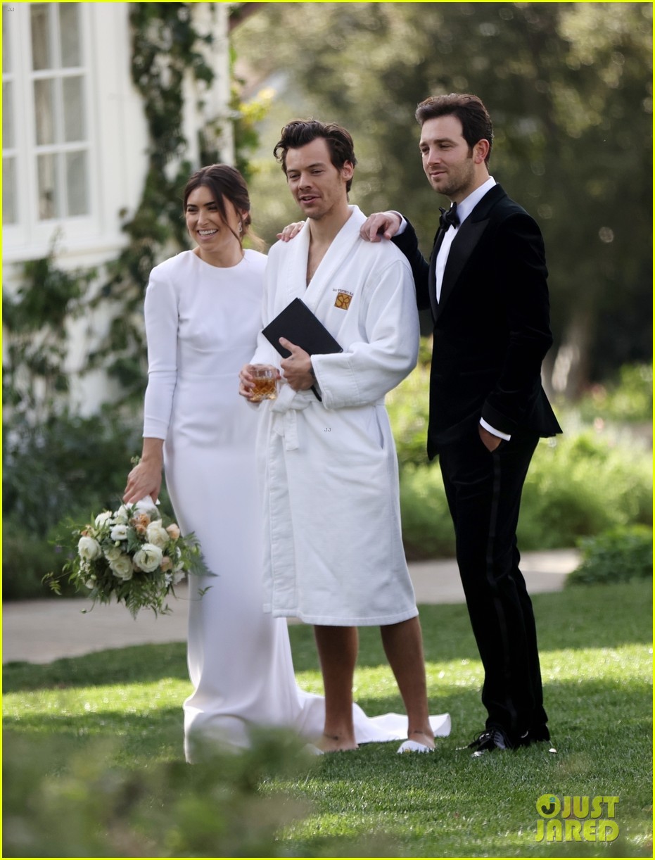 Harry Styles Holds Hands With Olivia Wilde While Attending Manager's  Wedding (60+ Photos): Photo 1304341, Harry Styles, Olivia Wilde Pictures