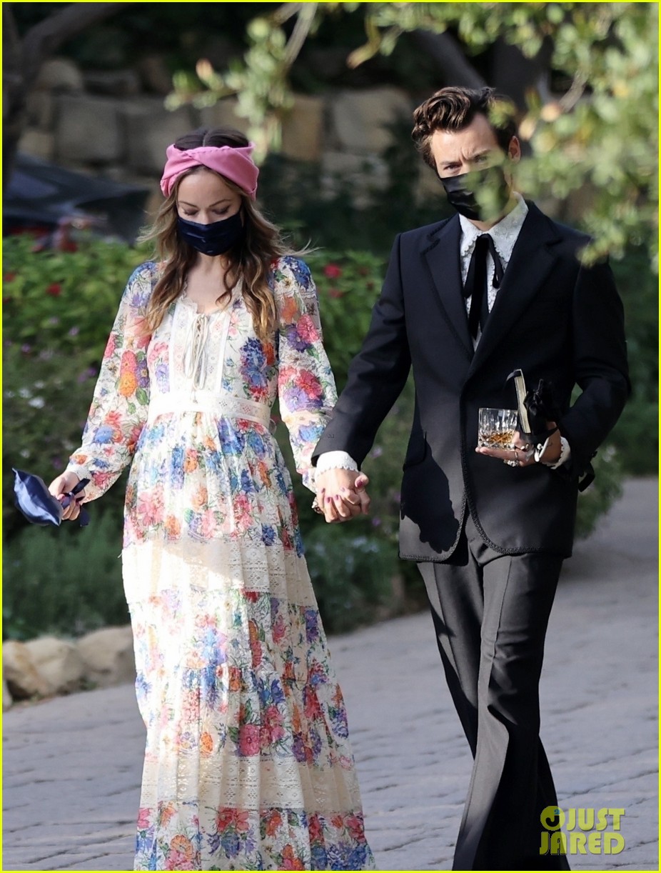 Harry Styles Holds Hands With Olivia Wilde While Attending Manager's  Wedding (60+ Photos): Photo 1304341, Harry Styles, Olivia Wilde Pictures