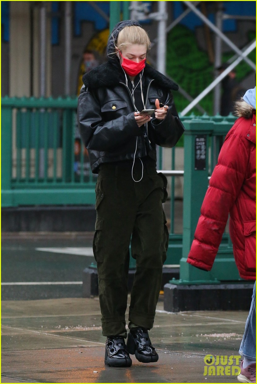 hunter schafer wired headphones 04