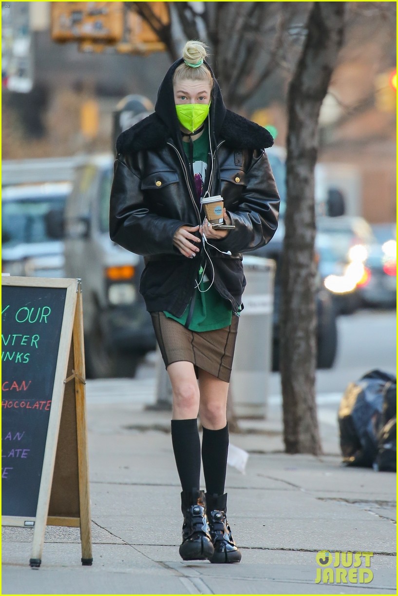 hunter schafer wired headphones 06