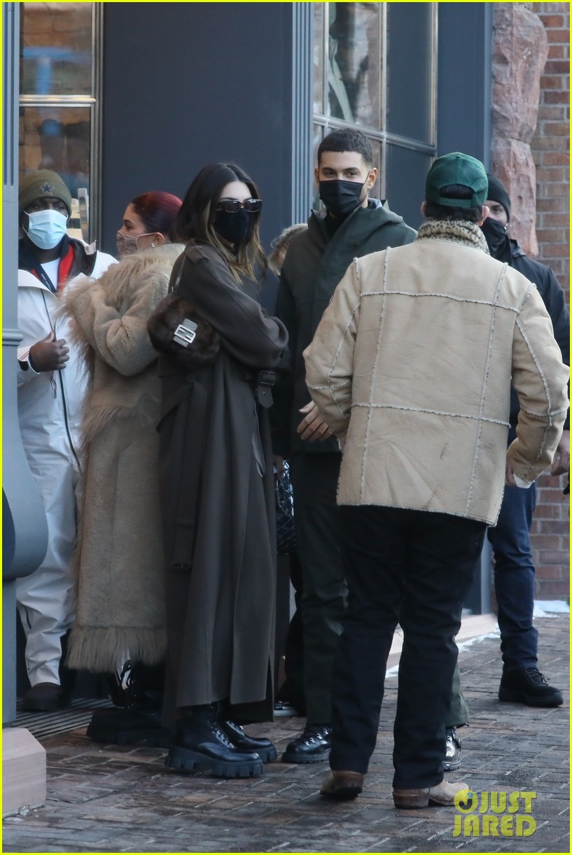 kendall kylie jenner new years day shopping 03