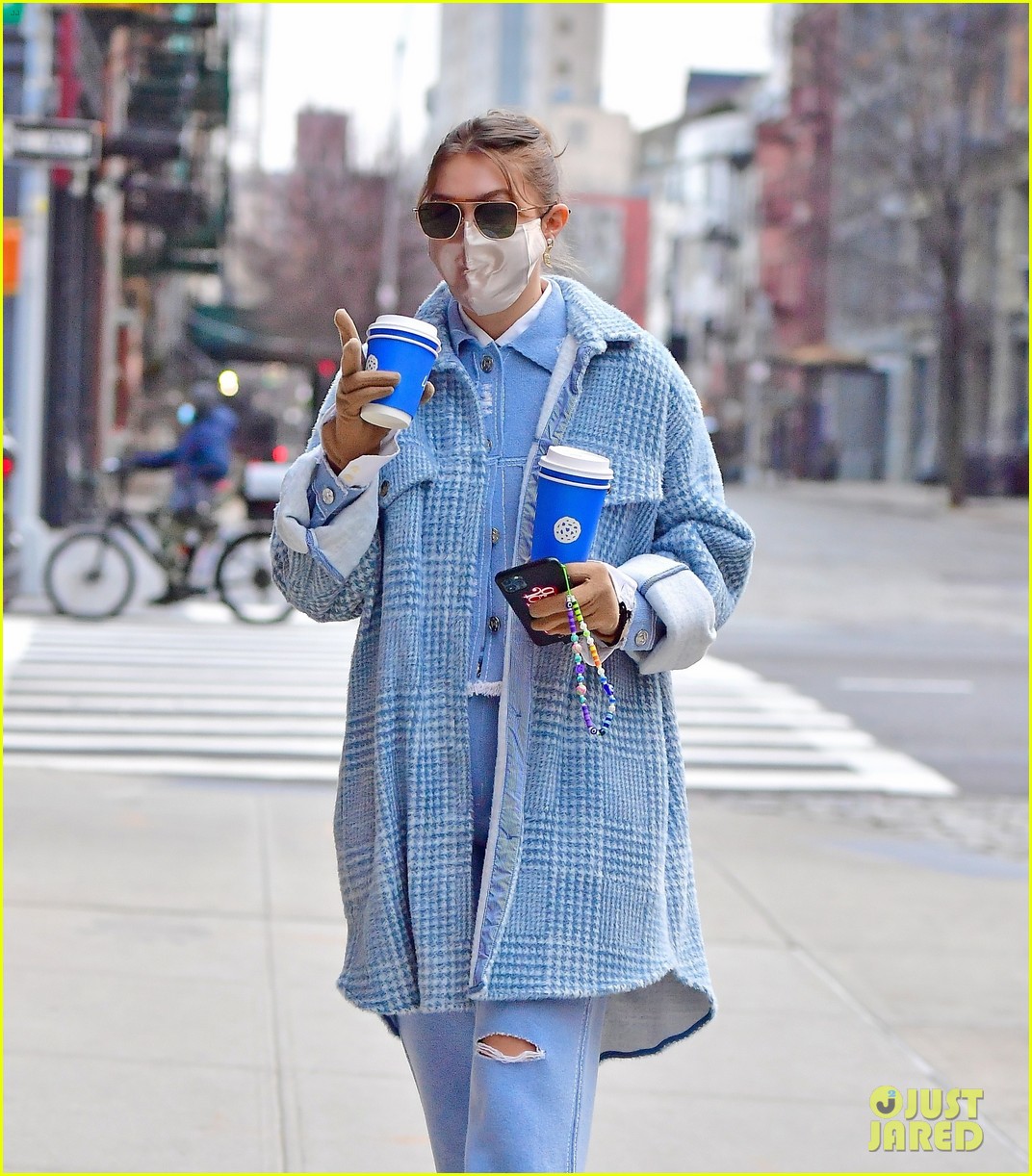 gigi hadid coffee run with mom yolanda zayn birthday 03