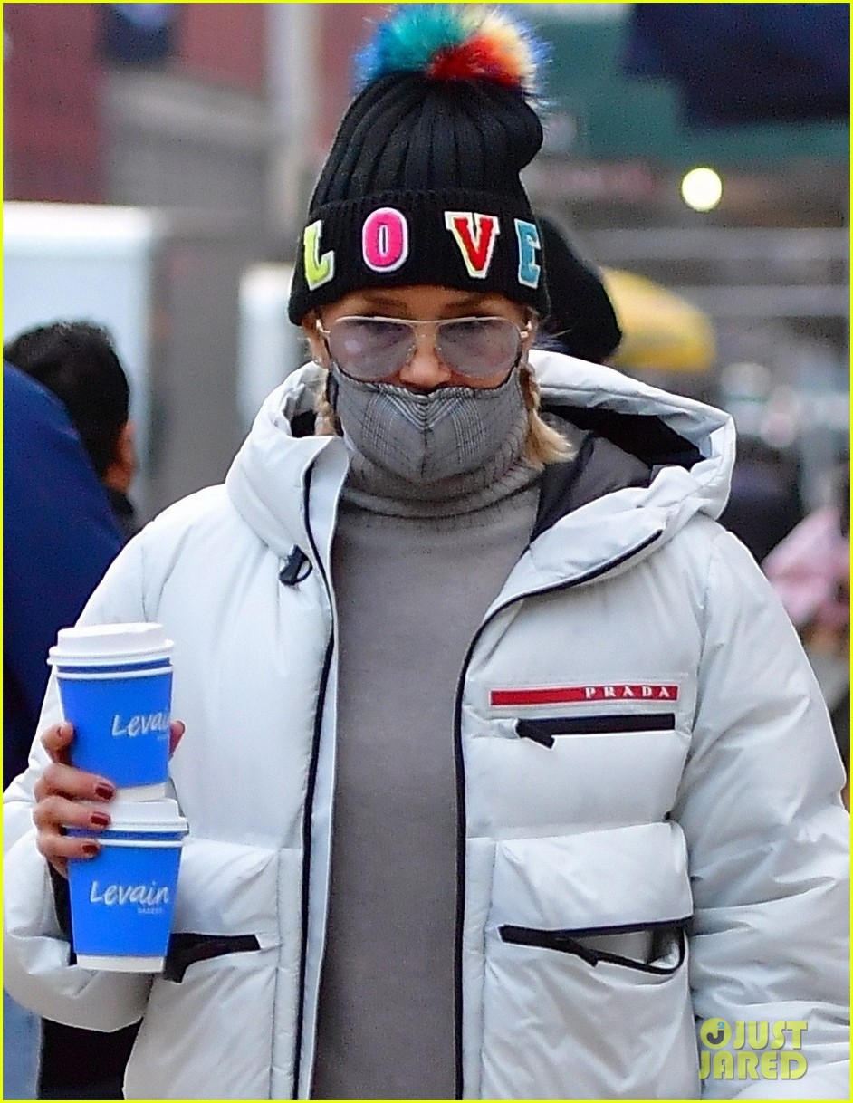 gigi hadid coffee run with mom yolanda zayn birthday 04