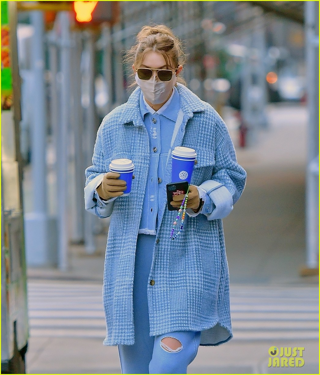 gigi hadid coffee run with mom yolanda zayn birthday 07