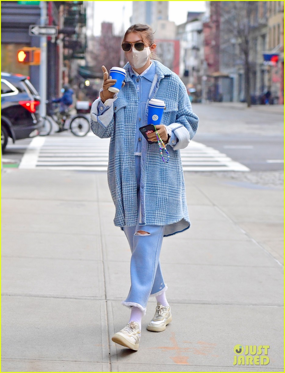 gigi hadid coffee run with mom yolanda zayn birthday 17