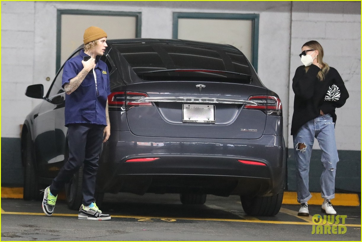 Full Sized Photo of justin bieber hailey bieber running errands 24