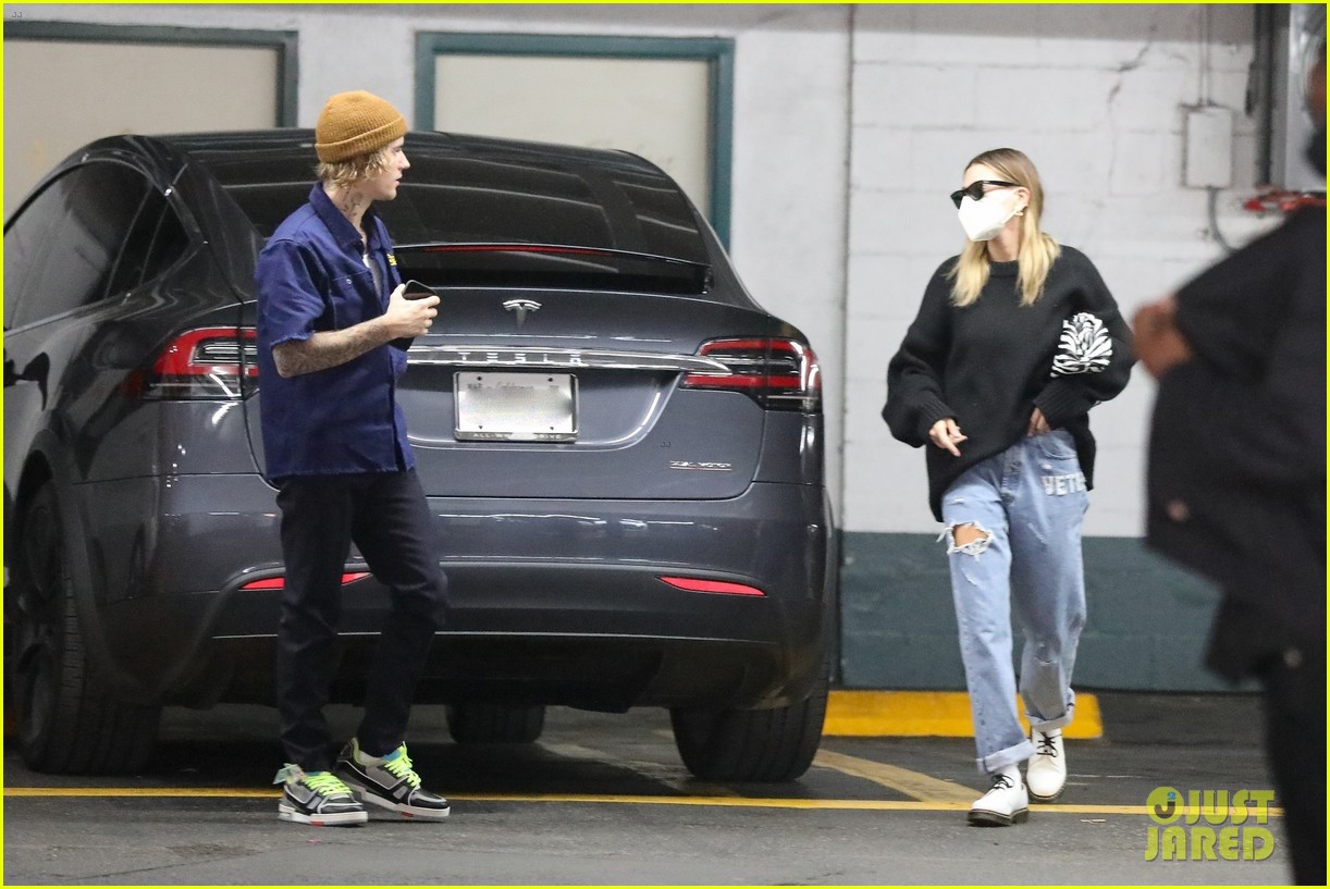 Full Sized Photo of justin bieber hailey bieber running errands 26