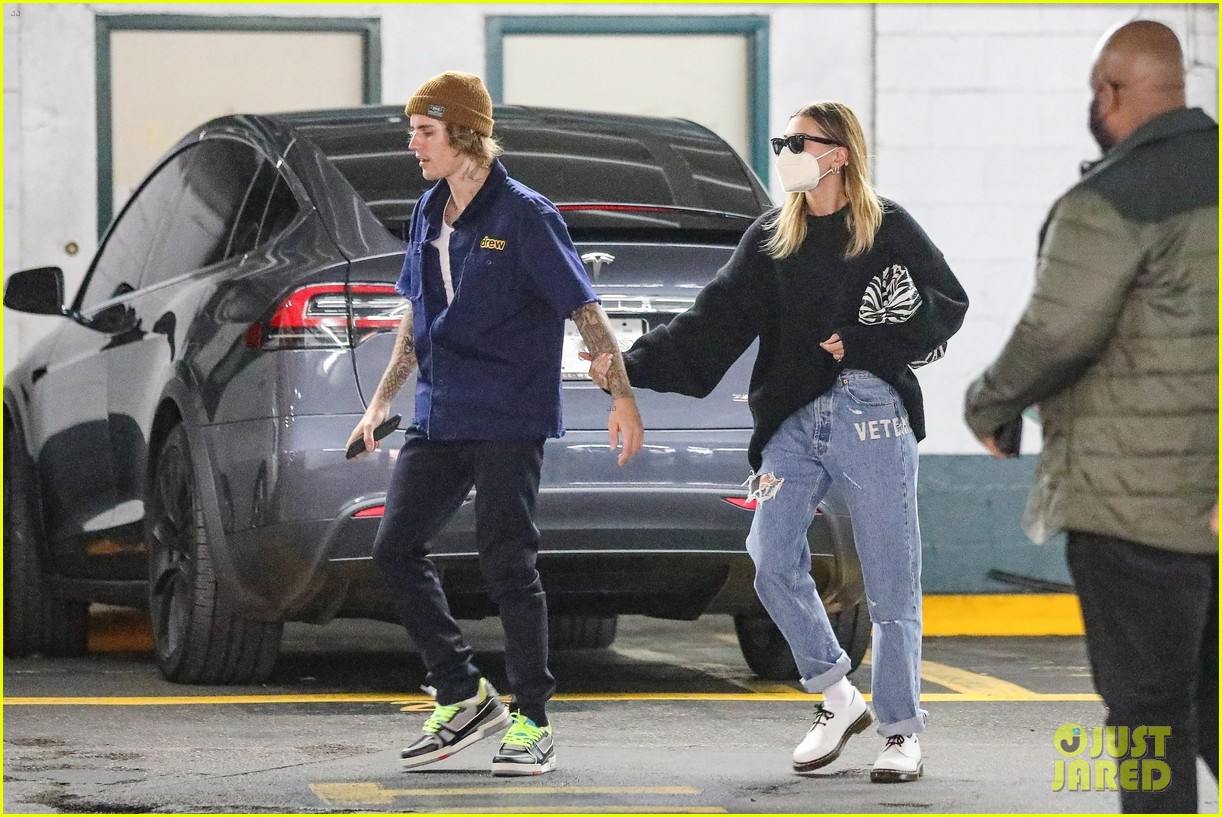 Justin & Hailey Bieber Kick Off Their Week with Errands Run | Photo