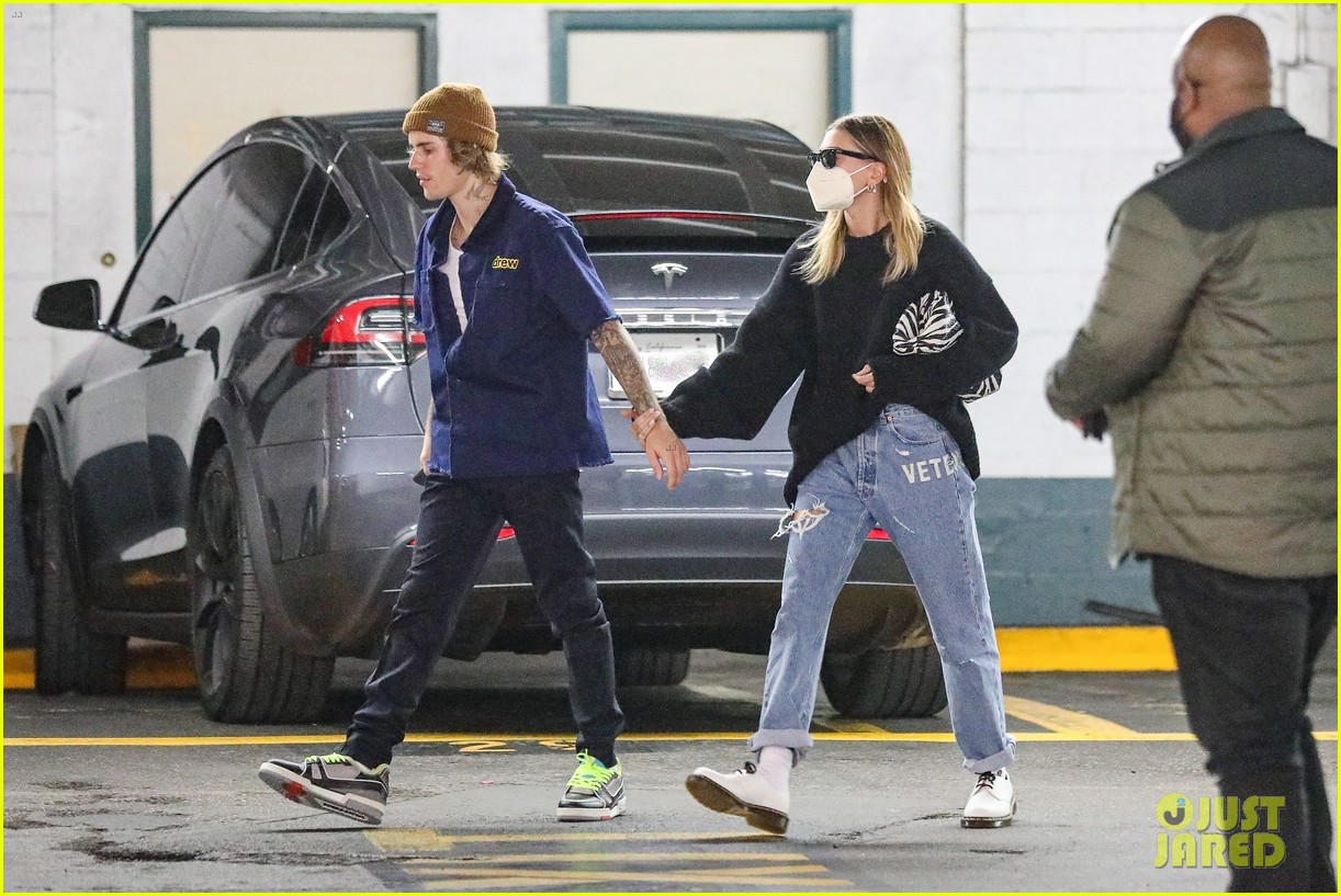 Full Sized Photo of justin bieber hailey bieber running errands 33