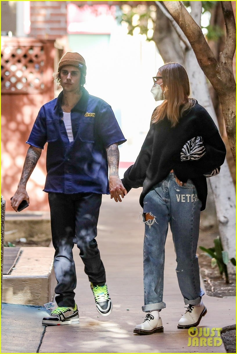 Justin & Hailey Bieber Kick Off Their Week with Errands Run | Photo ...