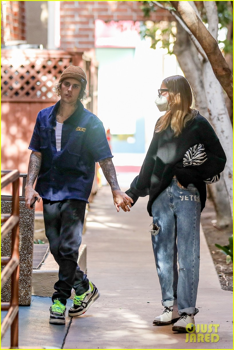 Justin & Hailey Bieber Kick Off Their Week with Errands Run | Photo