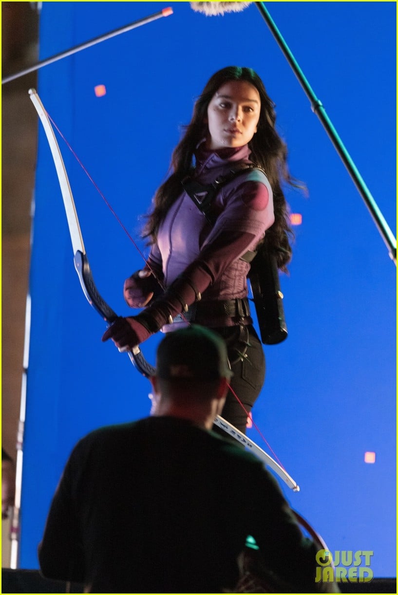 hailee steinfeld bow and arrow 04