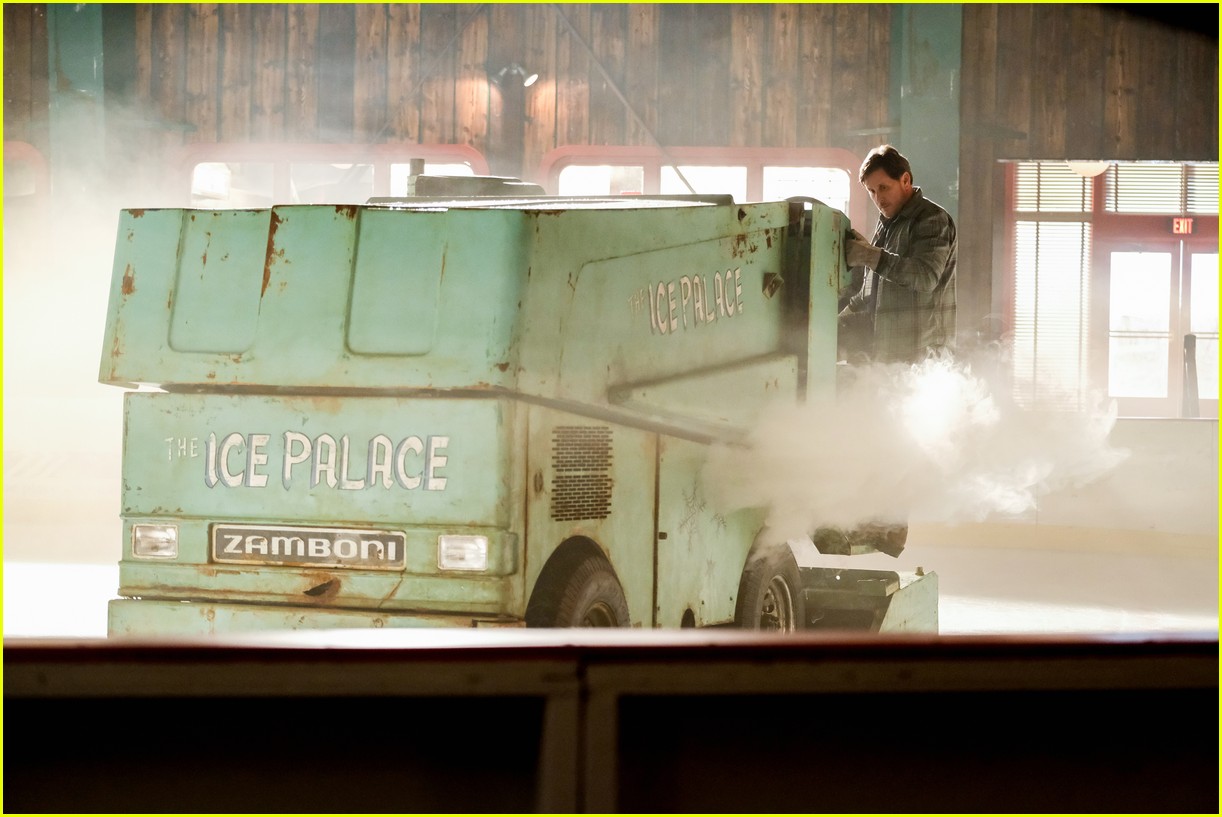the mighty ducks game changes debuts new poster trailer 05.
